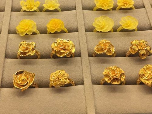 Anillo de joyería de oro con forma de flor
